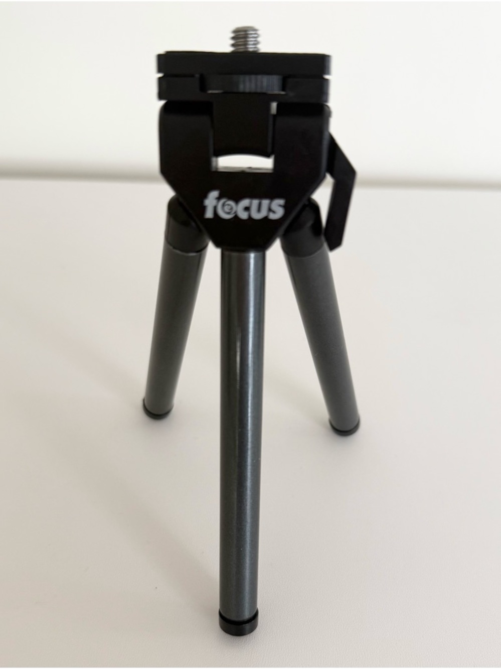 Focus mini screw in photo tripod